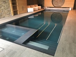 piscina coperta con area idromassaggio e relax